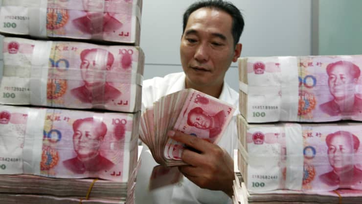 Các mánh lợi dân Trung Quốc dùng để lén chuyển tiền ra nước ngoài - Ảnh 1.